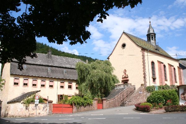 kirche-pfarrhaus.jpg